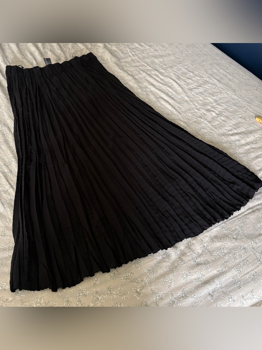 Massimo Dutti Women's Black Pleated Midi Skirt - Picture 2 of 3